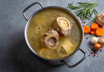 So gesund ist Bone Broth: Die Geheimnisse der Rinderknochenbrühe